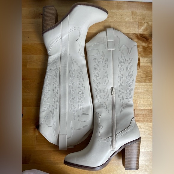 Altar’d State Jewell Heeled Western Boot - Picture 2 of 14